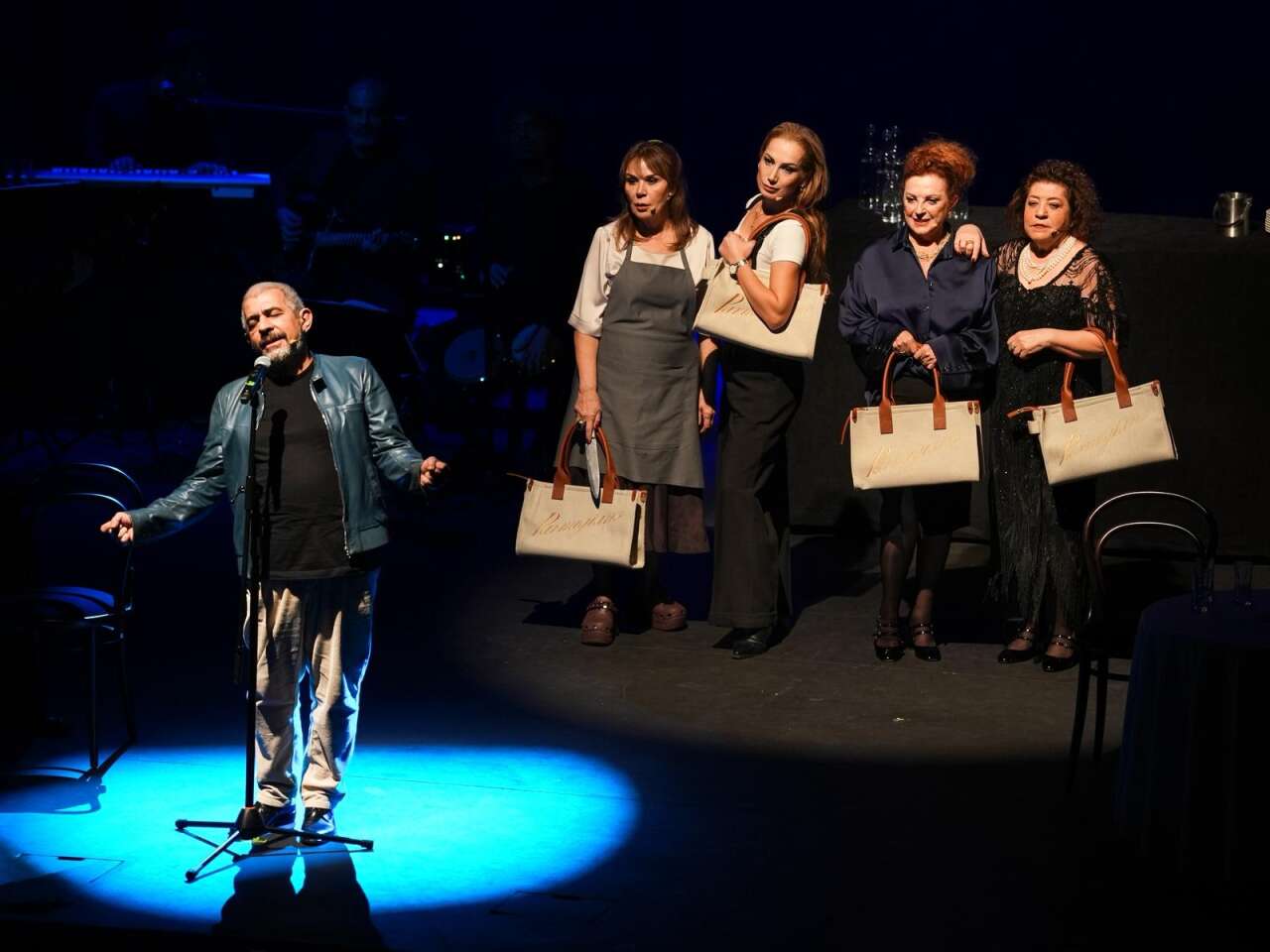 Okan Bayülgen'den Kanlı Kabare AKM’de! 4